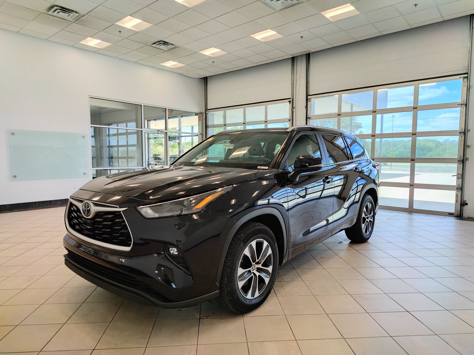 Used 2024 Toyota Highlander XLE FWD image 7