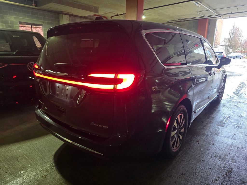 Used 2022 Chrysler Pacifica Limited w/ Uconnect Theater Family Group image 7