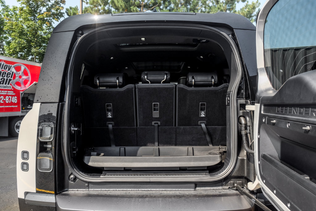 New 2026 Land Rover Defender 130 X-Dynamic SE AWD/4WD image 9