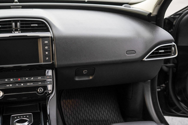 Used 2018 Jaguar XE Premium AWD/4WD image 68