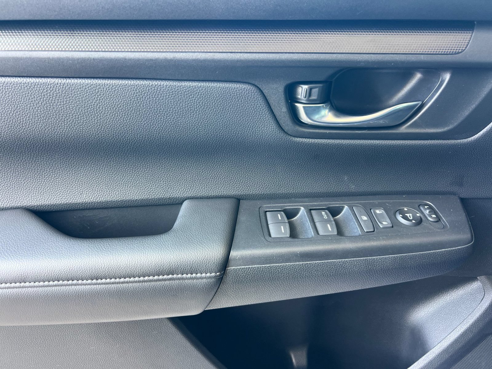 Used 2025 Honda CR-V LX image 11