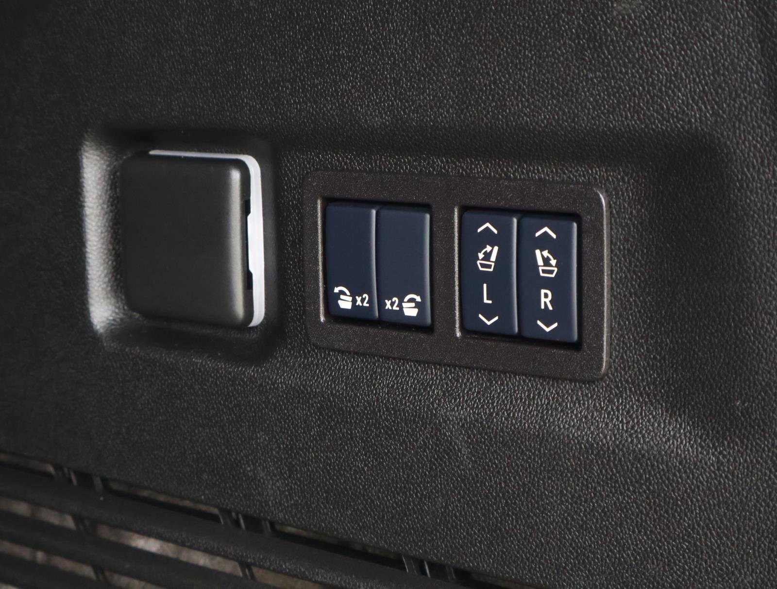 Used 2025 GMC Yukon XL Denali Ultimate AWD/4WD image 28