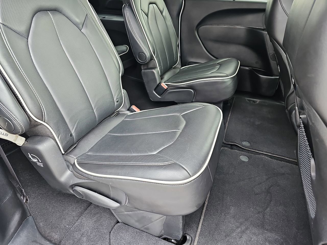 Used 2025 Chrysler Pacifica Limited FWD image 19