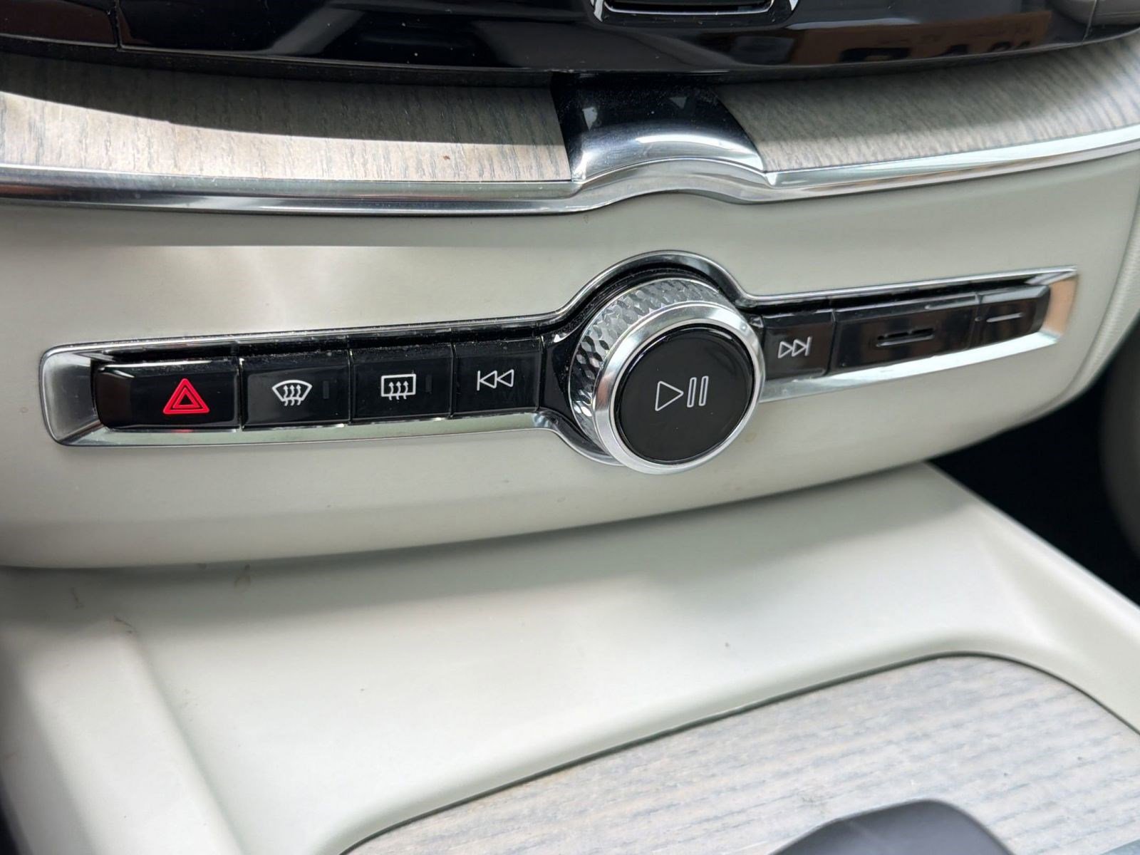 Certified 2023 Volvo XC60 B5 Plus w/ Climate Package AWD/4WD image 17