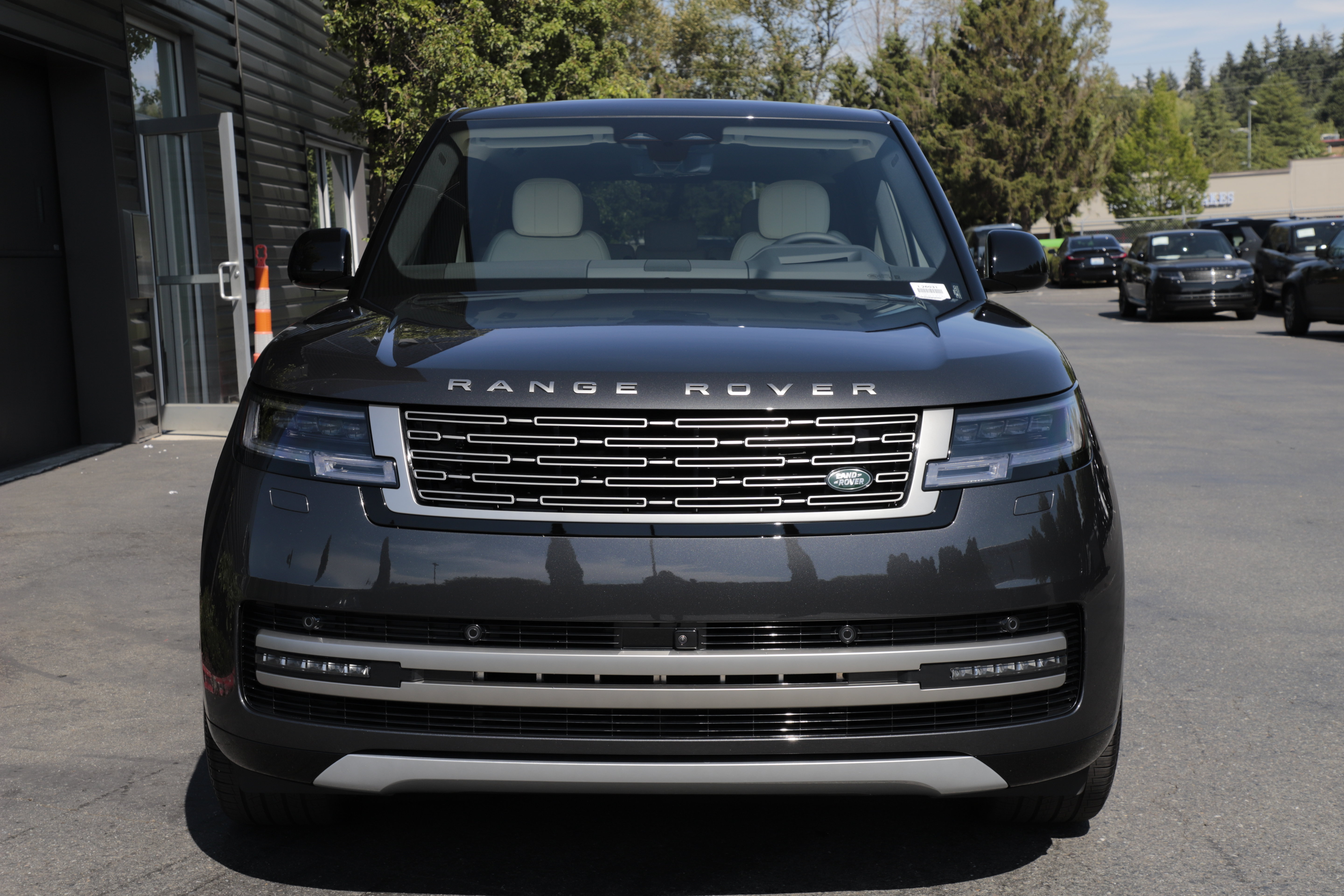 New 2026 Land Rover Range Rover Long Wheelbase SE AWD/4WD image 4