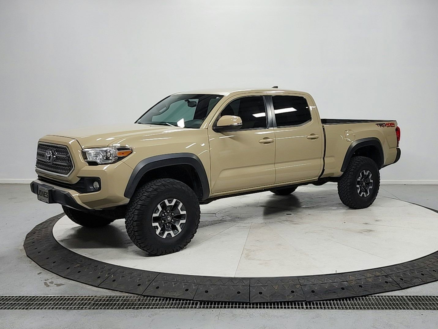 Used 2017 Toyota Tacoma TRD Off-Road AWD/4WD image 3