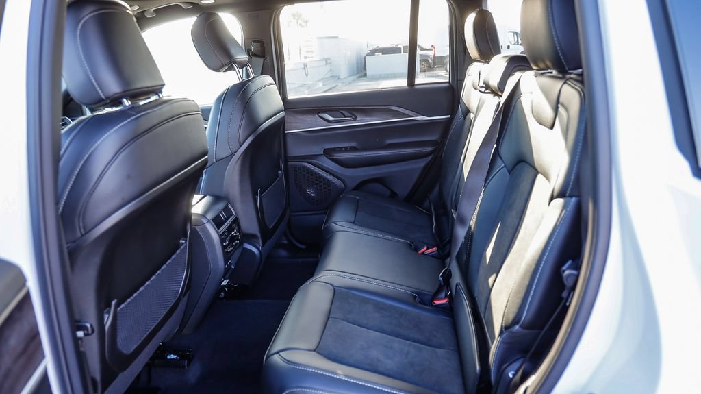 New 2026 Jeep Grand Cherokee Altitude AWD/4WD image 23