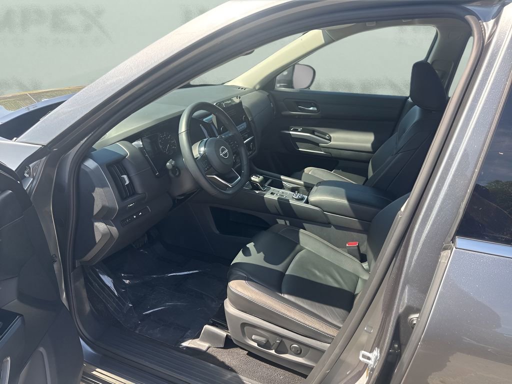 Used 2025 Nissan Pathfinder SL AWD/4WD image 10