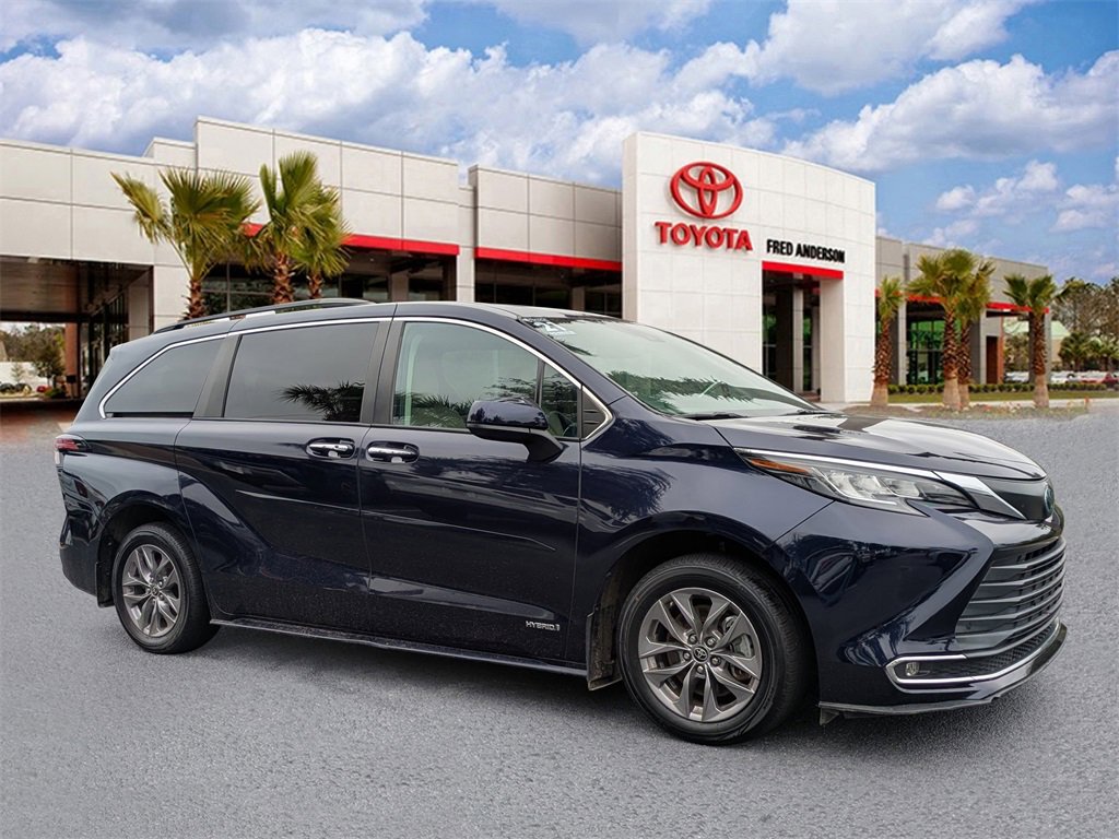 Used 2021 Toyota Sienna XLE w/ XLE Plus Package image 1