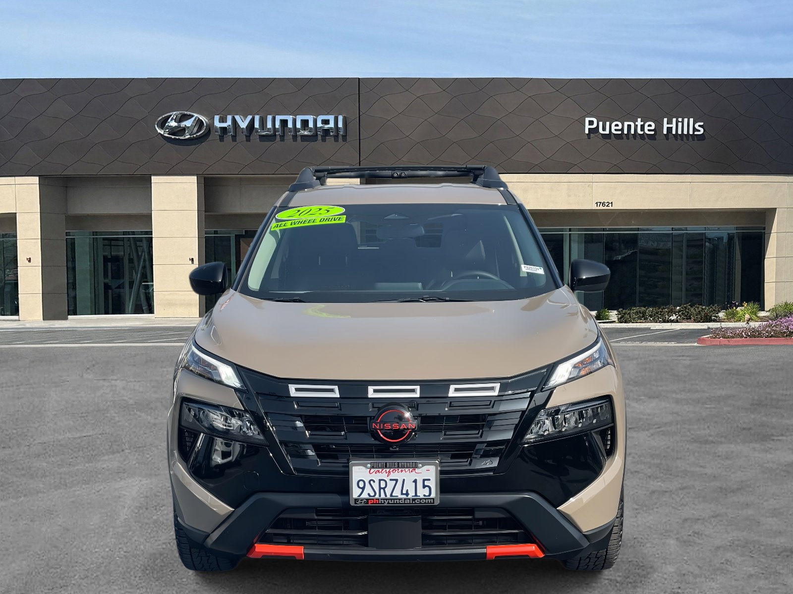 Used 2025 Nissan Rogue SV image 2