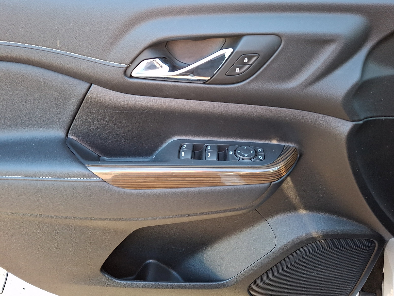 Used 2023 GMC Acadia SLE FWD image 12