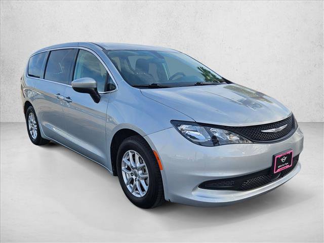 Used 2022 Chrysler Voyager LX image 3