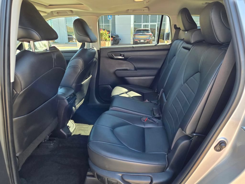 Used 2023 Toyota Highlander XLE FWD image 10