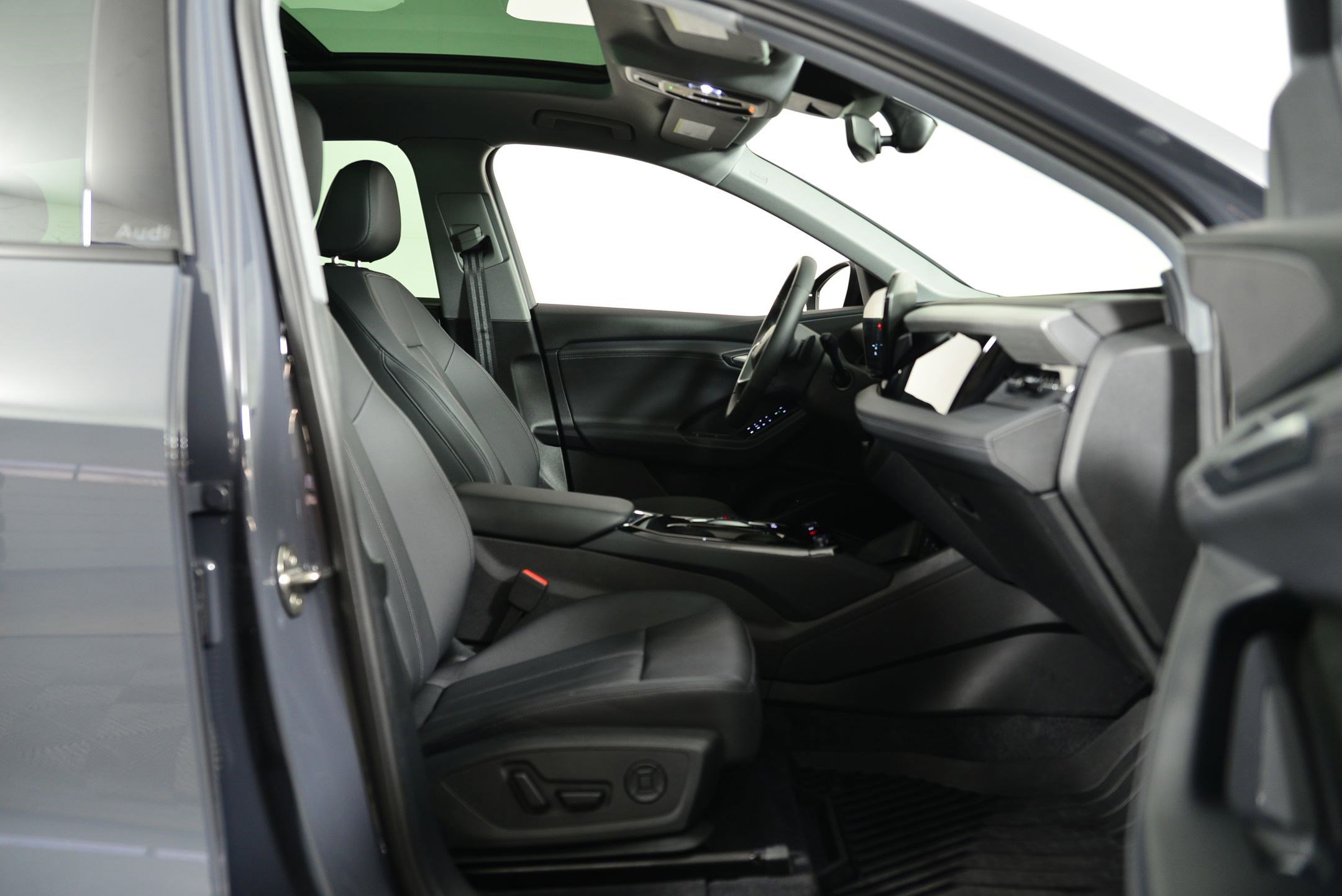 Used 2025 Audi Q6 e-tron Premium w/ Convenience Package image 18