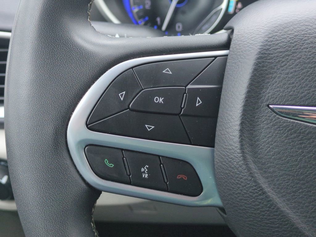 Used 2023 Chrysler Pacifica Touring-L FWD image 18