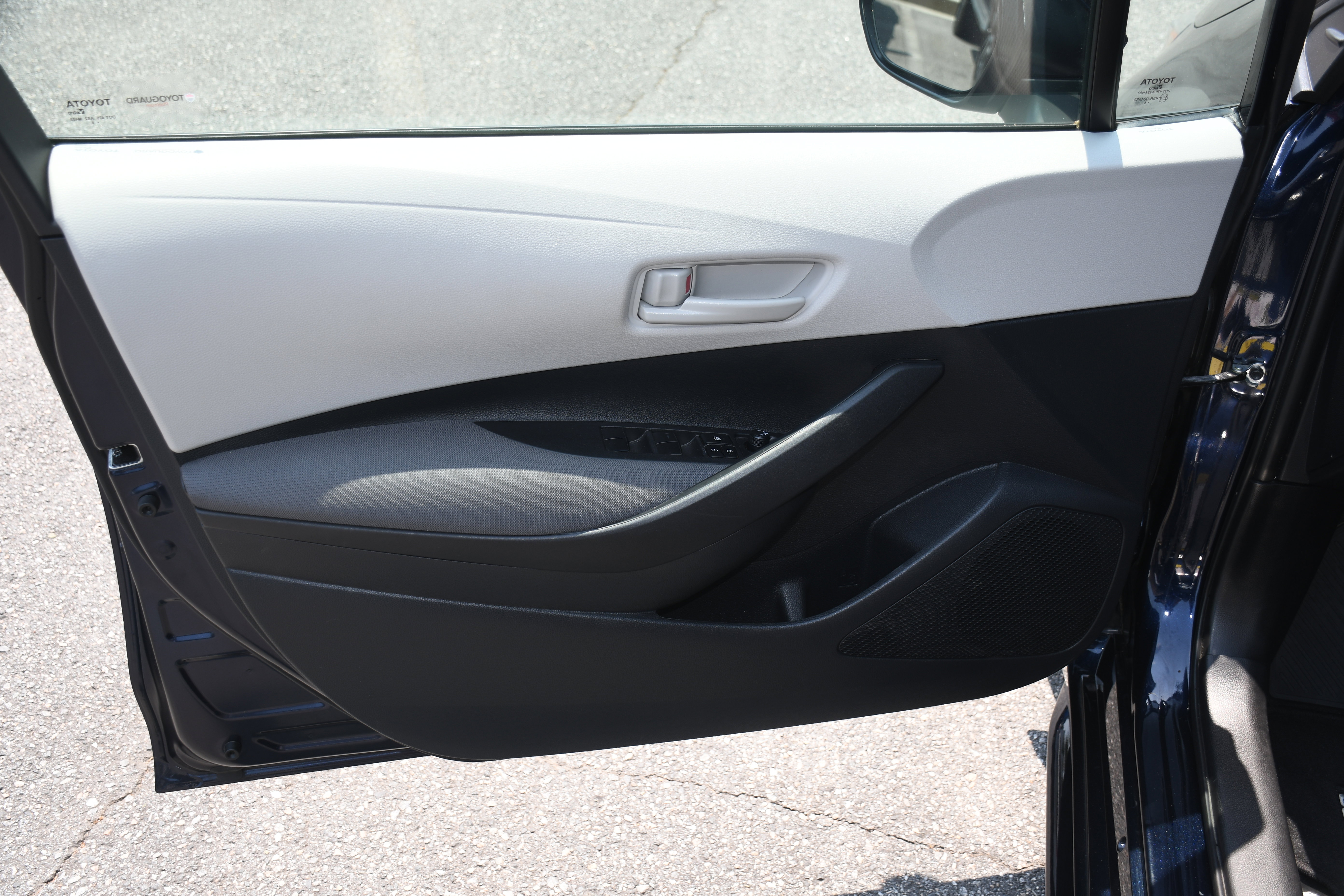 Used 2025 Toyota Corolla LE FWD image 9