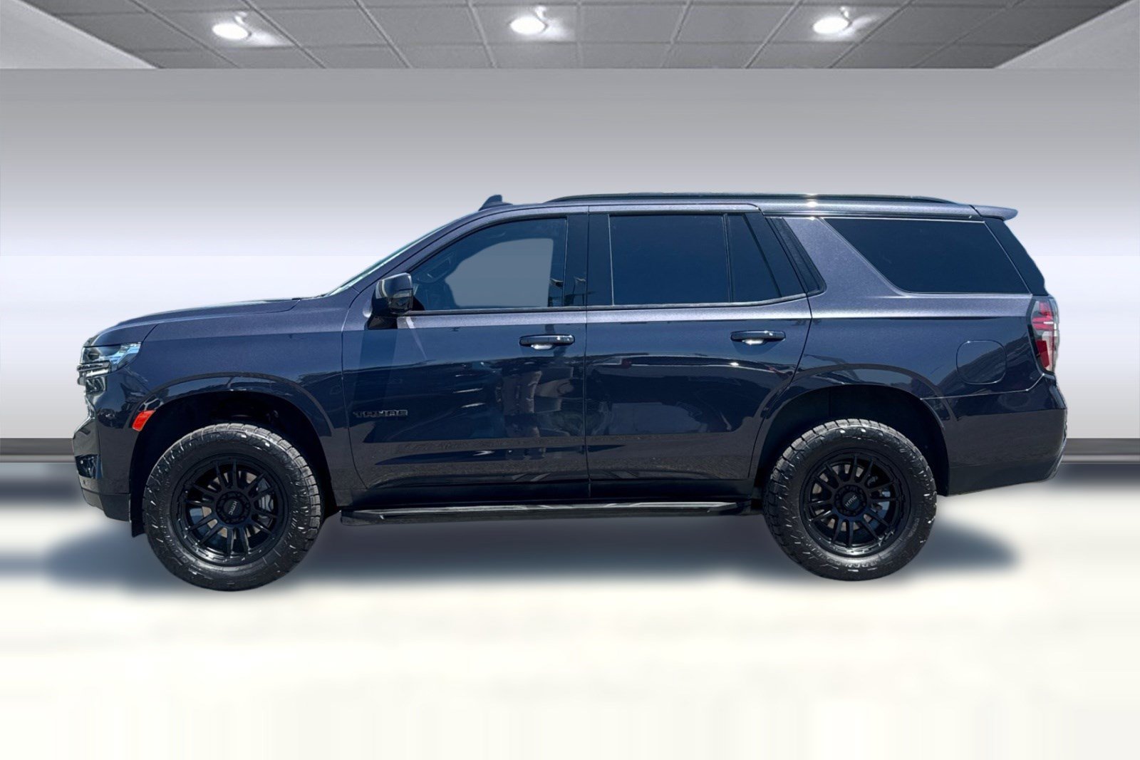 Used 2022 Chevrolet Tahoe RST w/ Luxury Package AWD/4WD image 2