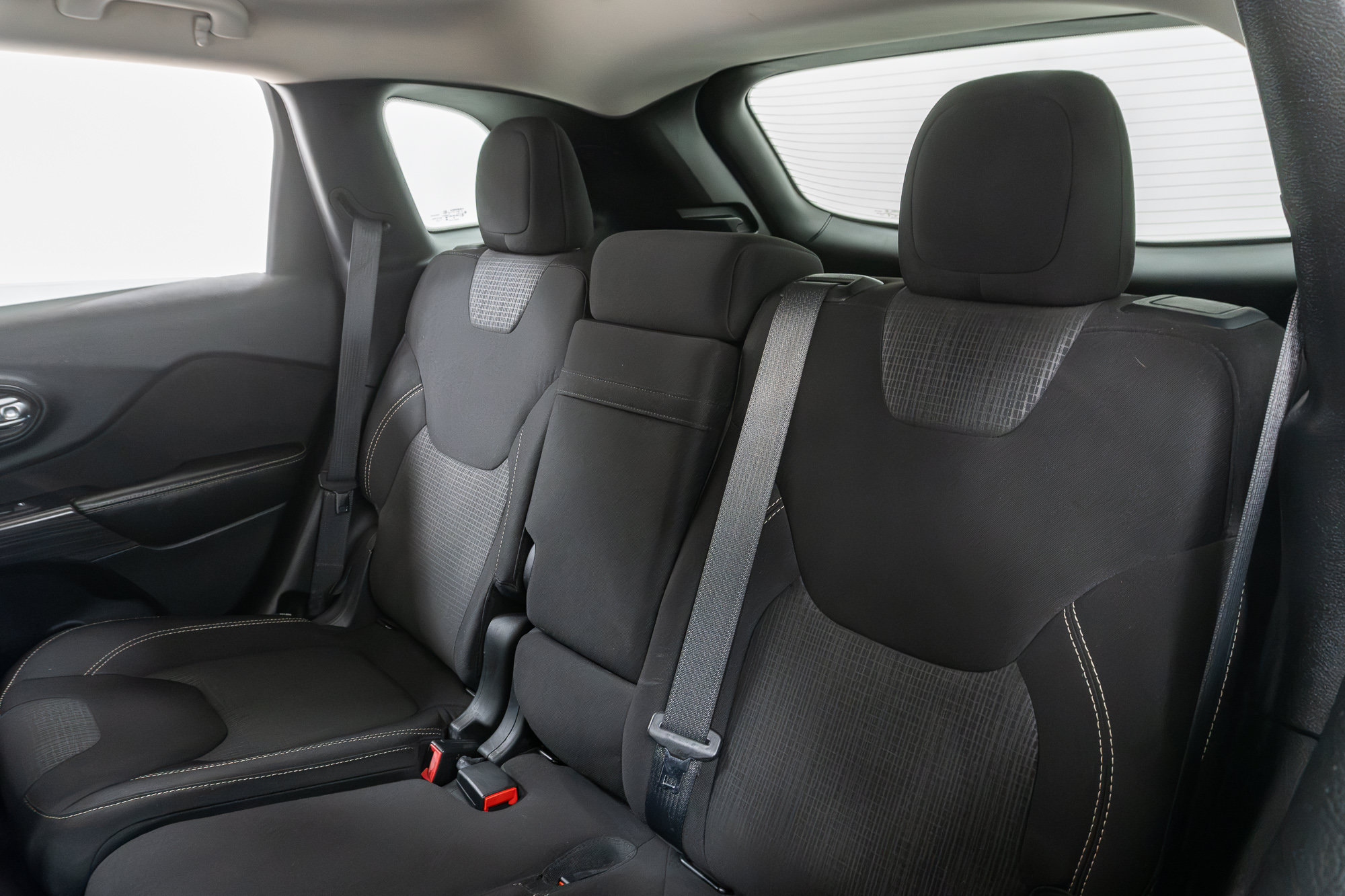 Used 2015 Jeep Cherokee Latitude w/ Cold Weather Group AWD/4WD image 25