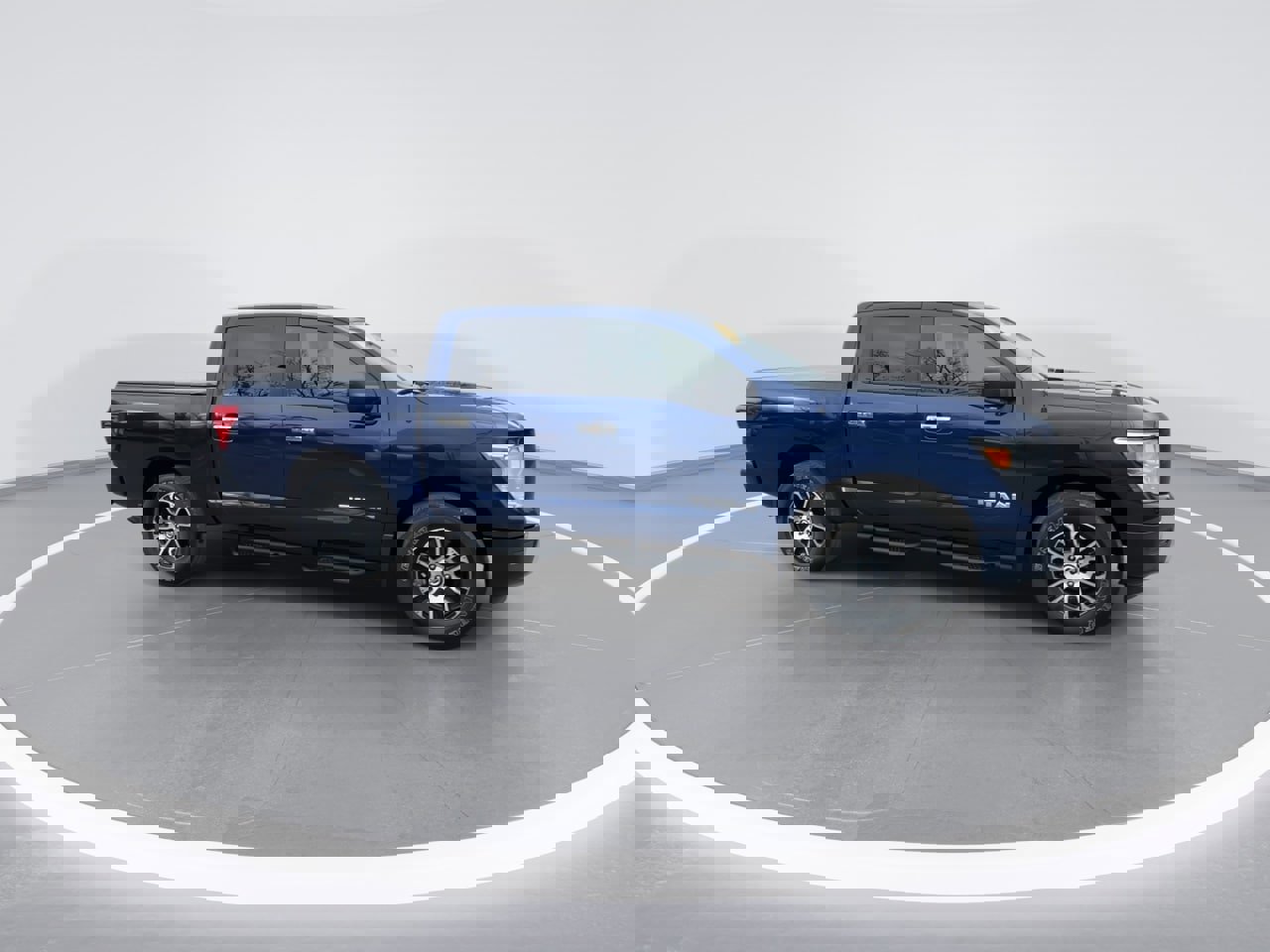 Used 2021 Nissan Titan SV w/ SV Convenience Package image 2