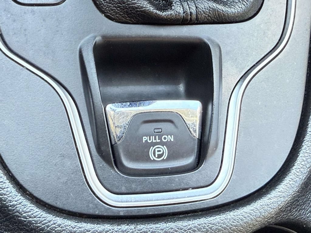 Used 2019 Jeep Cherokee Latitude w/ Popular Appearance Group FWD image 29