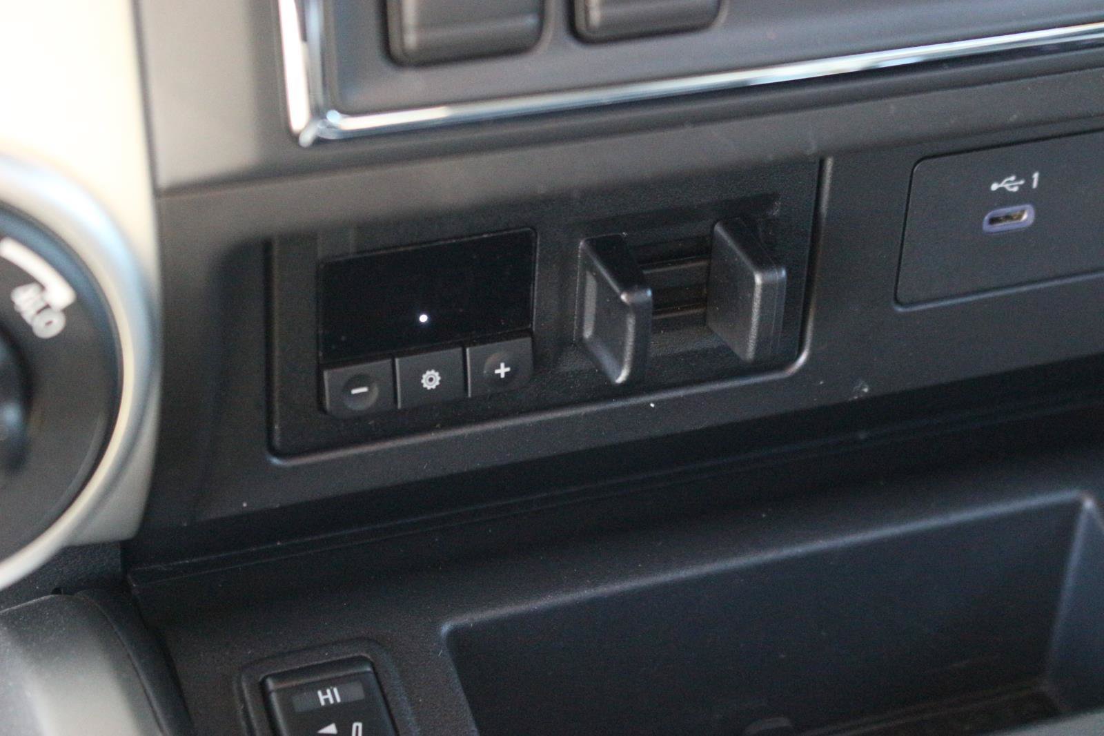 Used 2021 Nissan Titan SV w/ SV Convenience Package AWD/4WD image 28