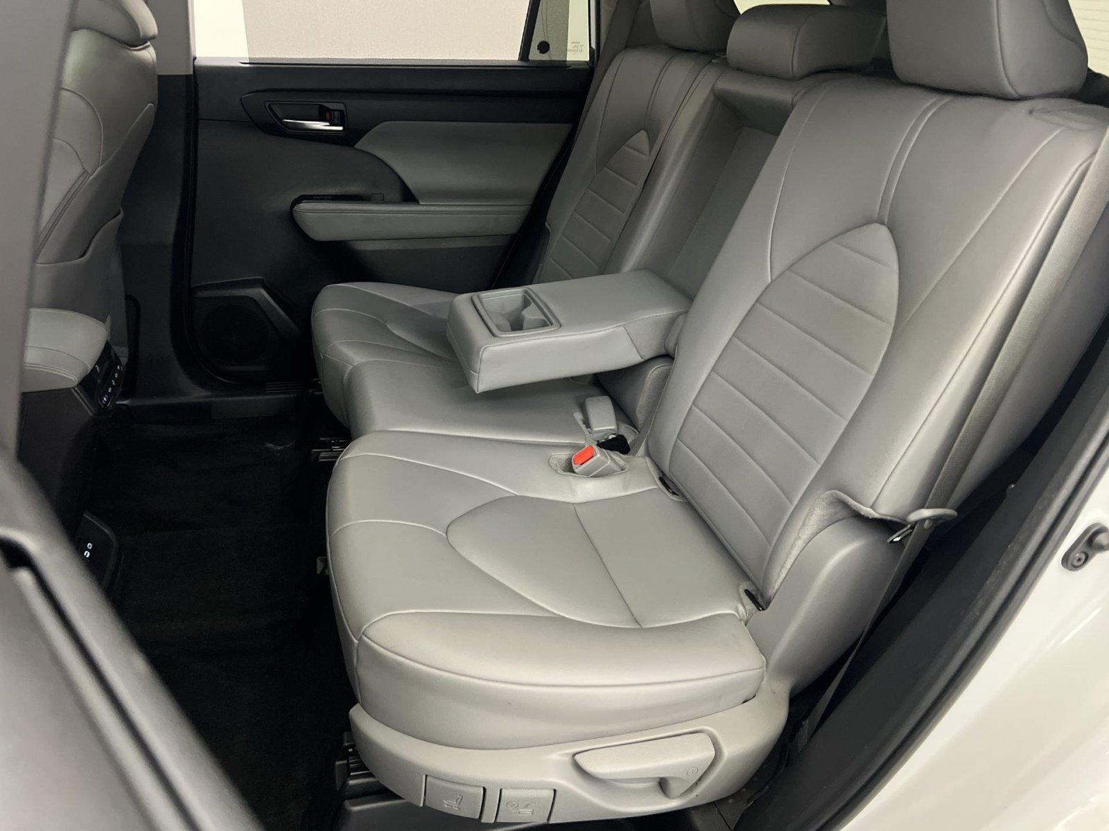 Used 2024 Toyota Highlander XLE AWD/4WD image 24