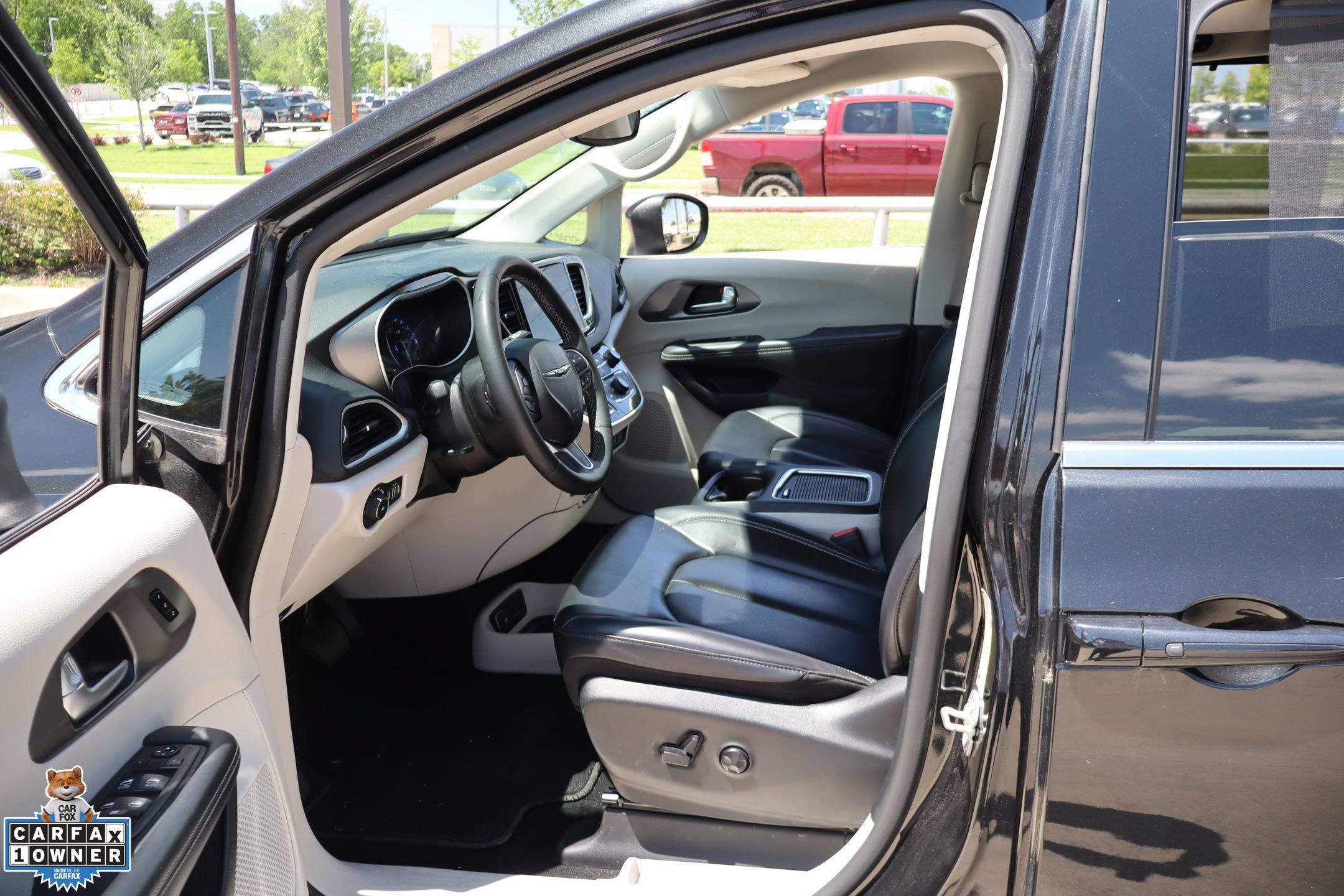 Used 2023 Chrysler Pacifica Touring-L FWD image 25