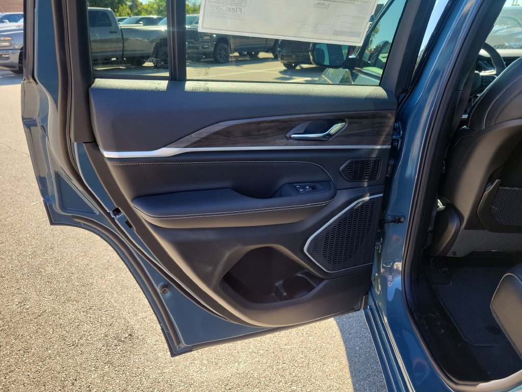 New 2027 Jeep Grand Cherokee Limited AWD/4WD image 11