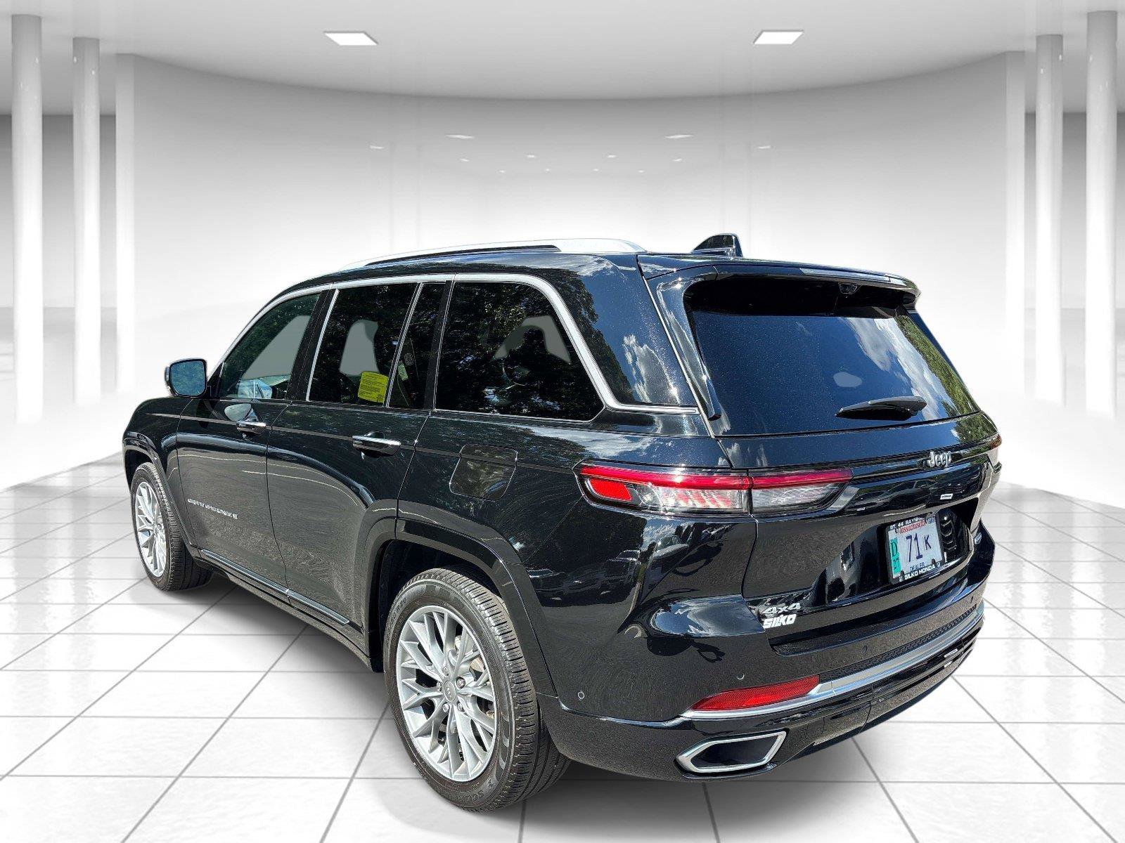 Used 2023 Jeep Grand Cherokee Summit w/ Adv Protech Group IV AWD/4WD image 6