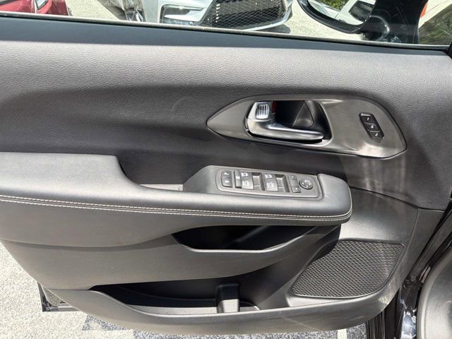 Used 2025 Chrysler Pacifica Select FWD image 7
