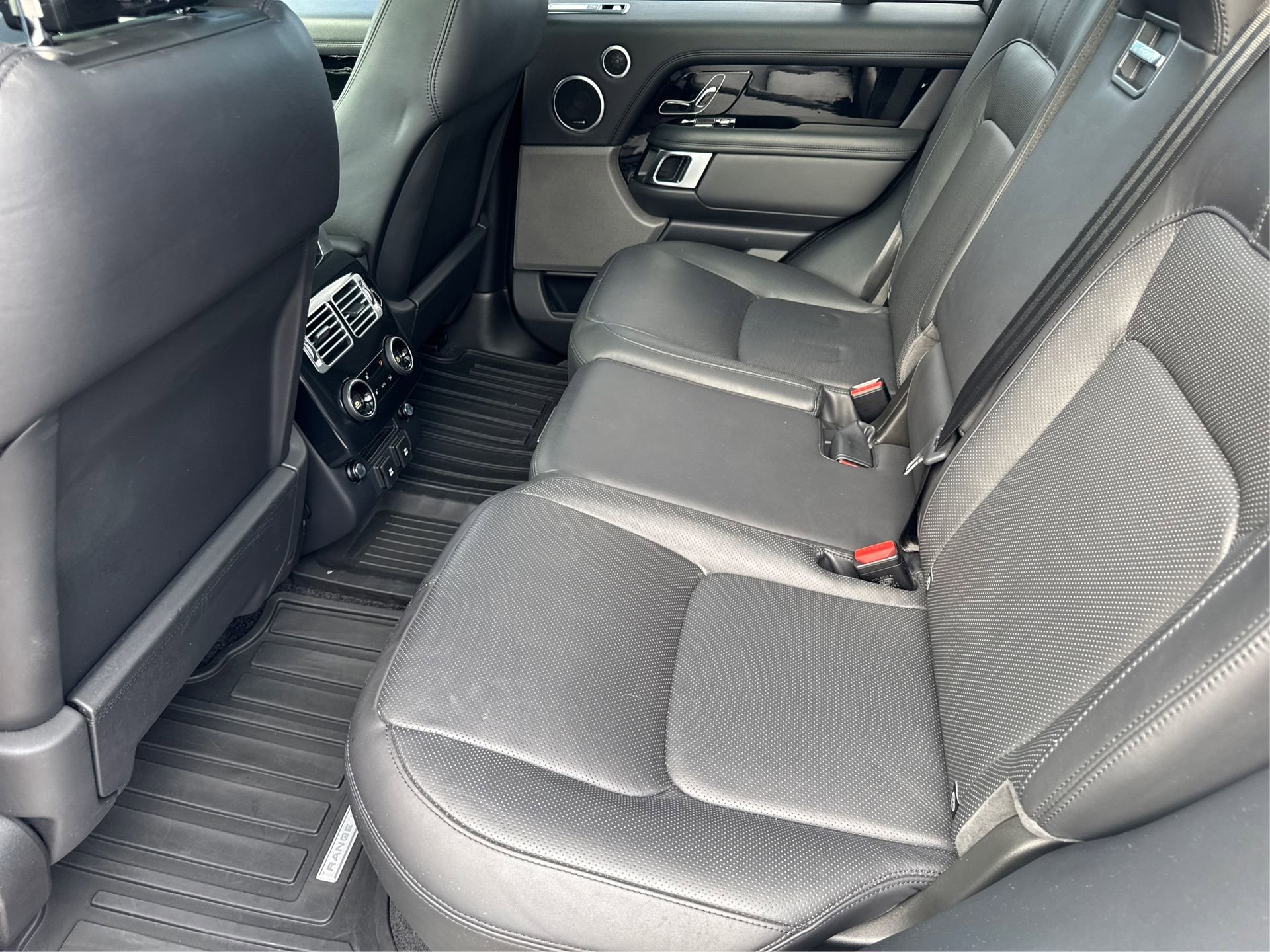 Used 2018 Land Rover Range Rover HSE image 12