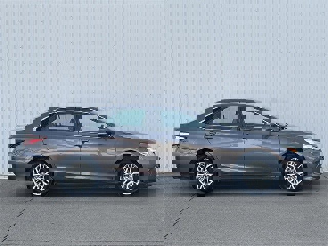 Used 2016 Toyota Camry LE image 3