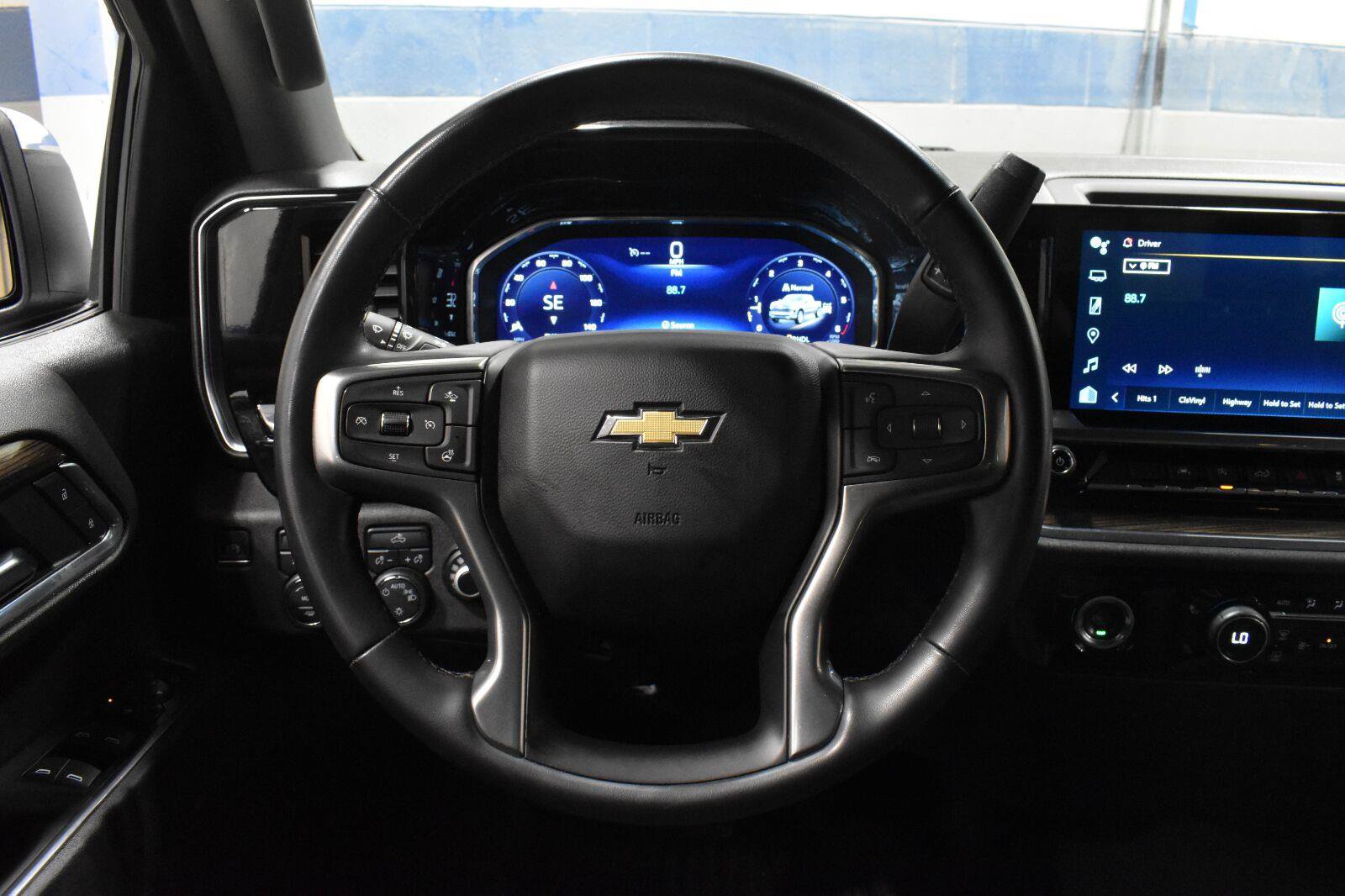 Used 2023 Chevrolet Silverado 1500 LT AWD/4WD image 6