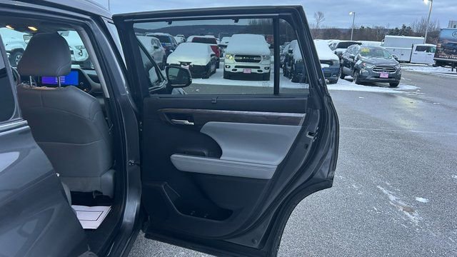 Used 2023 Toyota Highlander Limited image 49