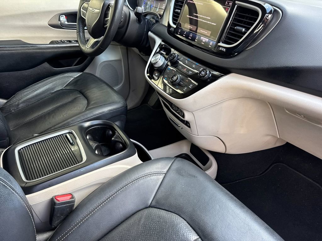 Used 2022 Chrysler Pacifica Touring-L FWD image 16