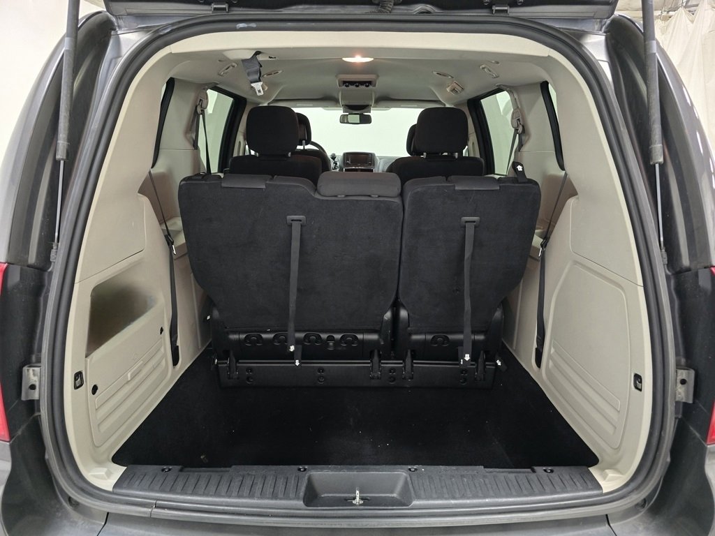 Used 2019 Dodge Grand Caravan SE w/ UConnect Hands-Free Group image 17