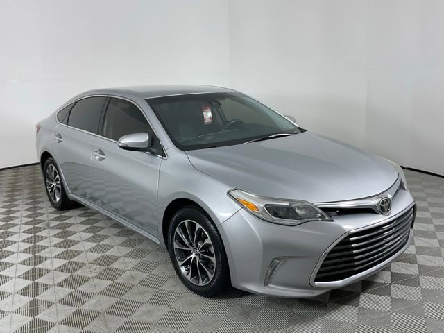 Used 2018 Toyota Avalon XLE image 3