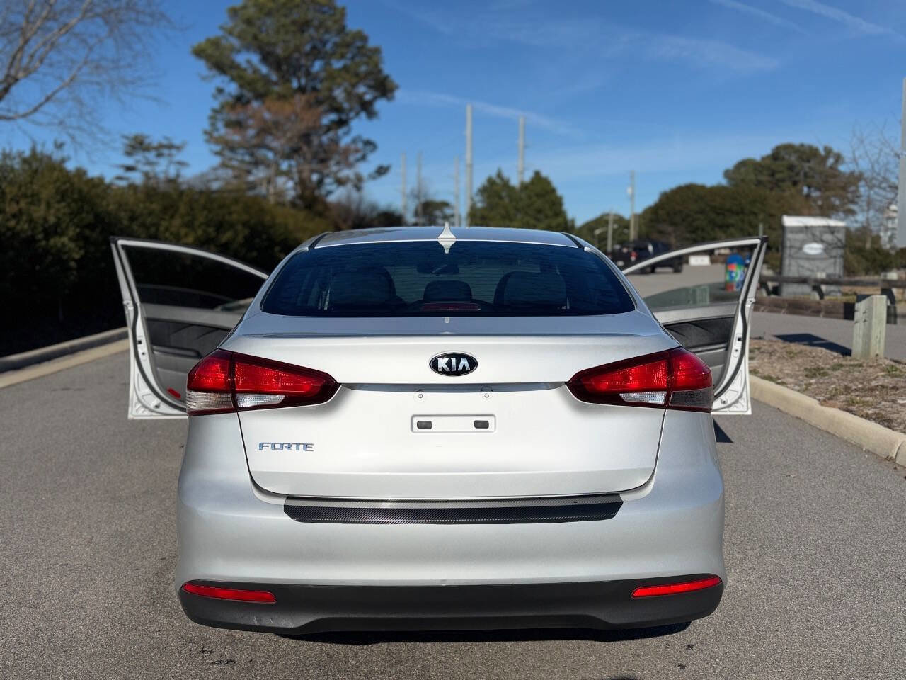 Used 2017 Kia Forte LX image 9