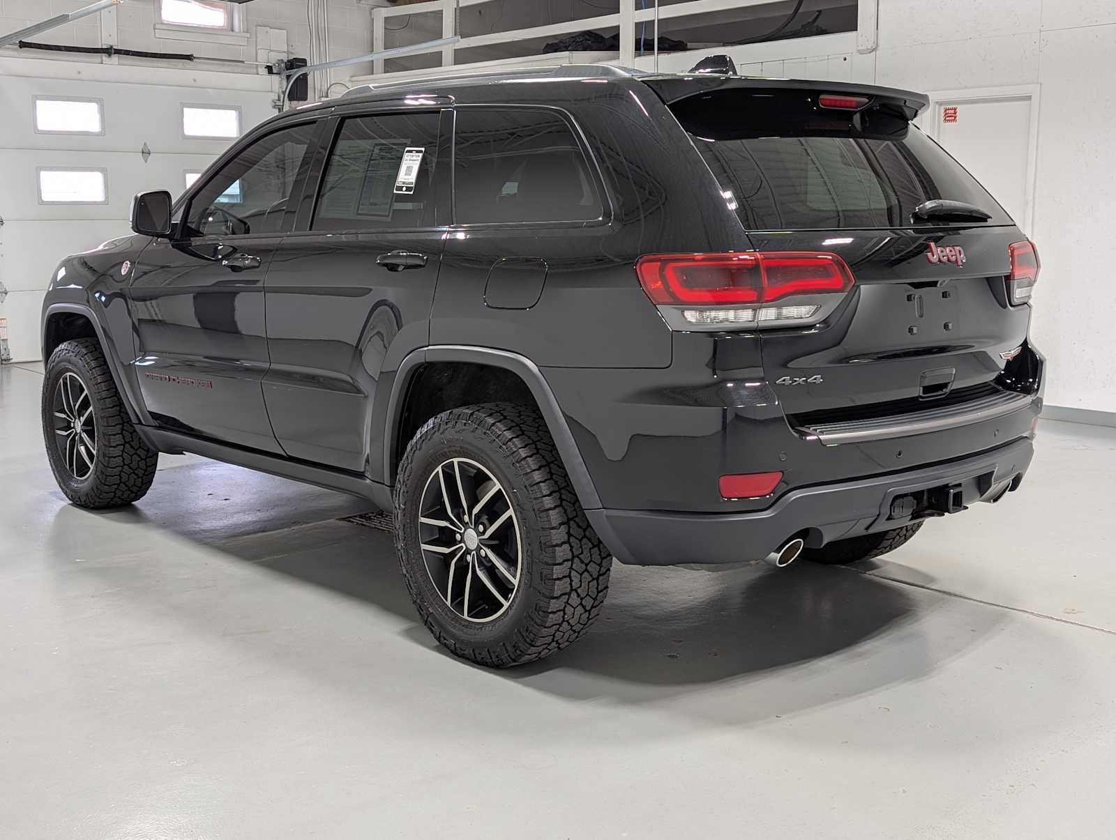 Used 2017 Jeep Grand Cherokee Trailhawk AWD/4WD image 10