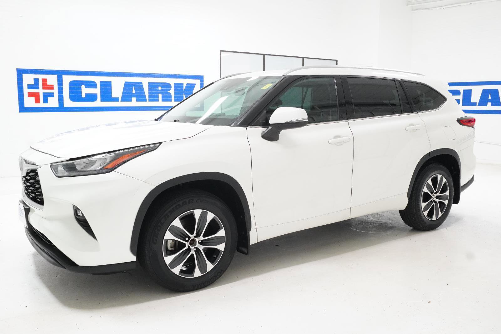 Used 2020 Toyota Highlander XLE FWD image 11