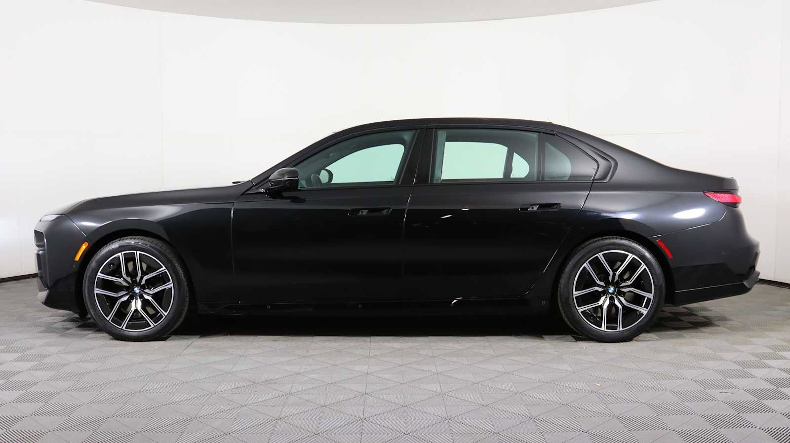 Used 2023 BMW 760i xDrive w/ Executive Package image 10