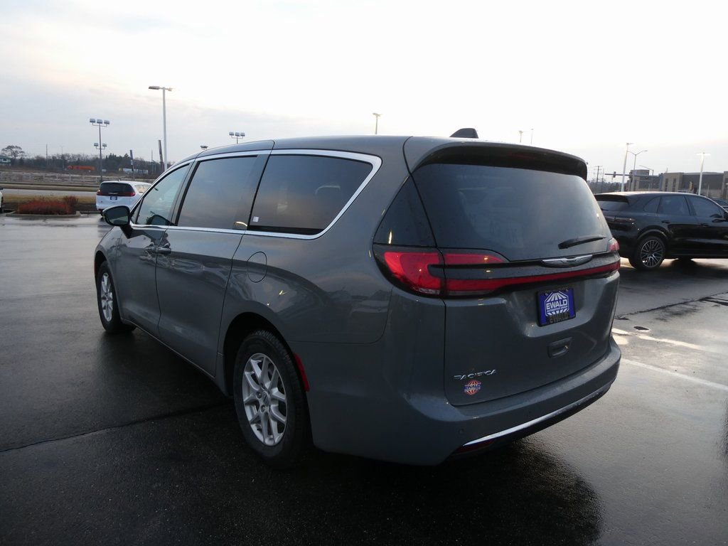Used 2025 Chrysler Pacifica Select image 34