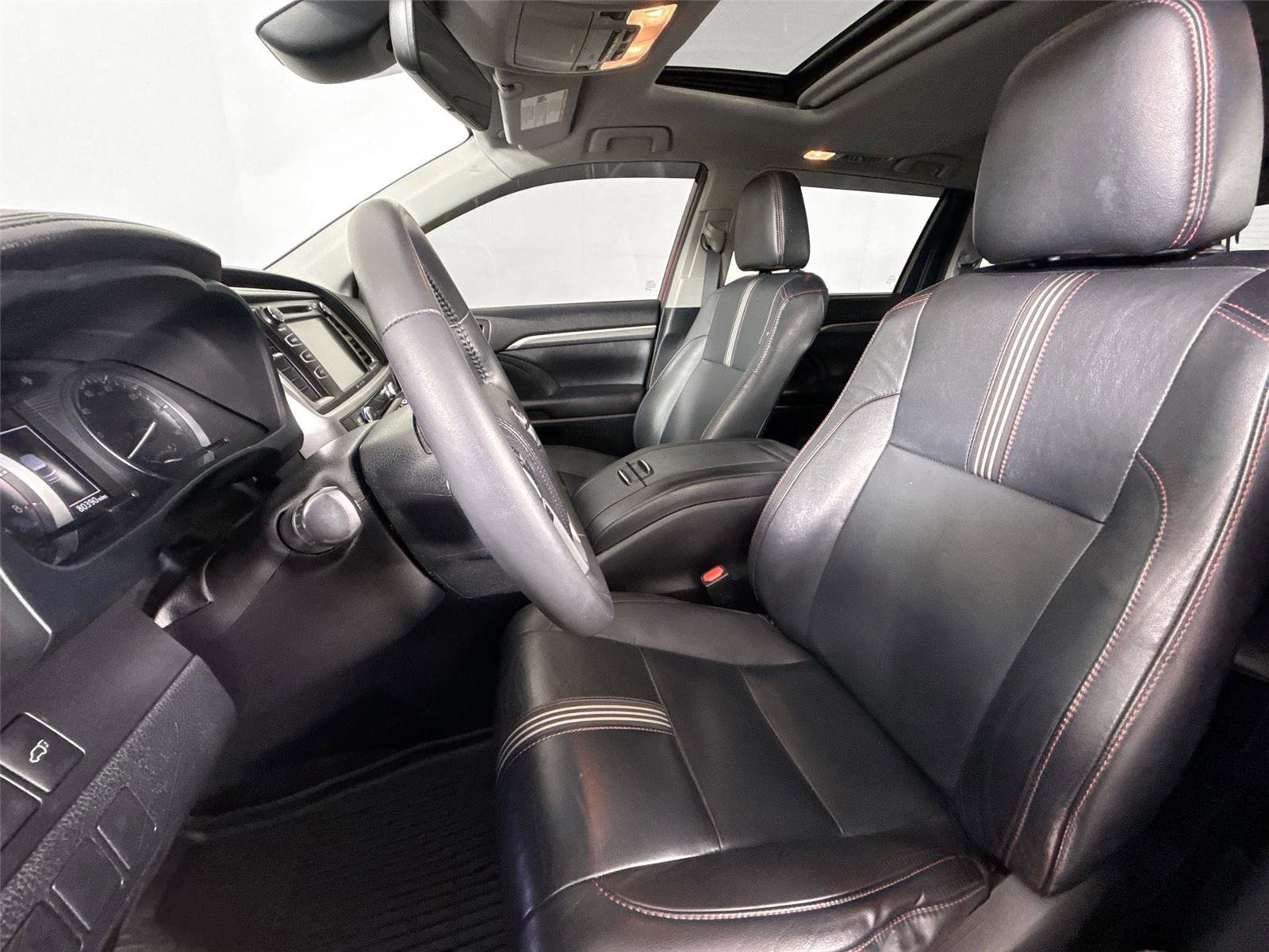 Used 2019 Toyota Highlander SE AWD/4WD image 3