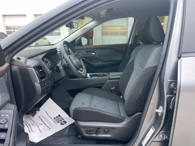 Used 2023 Nissan Rogue SV AWD/4WD image 19
