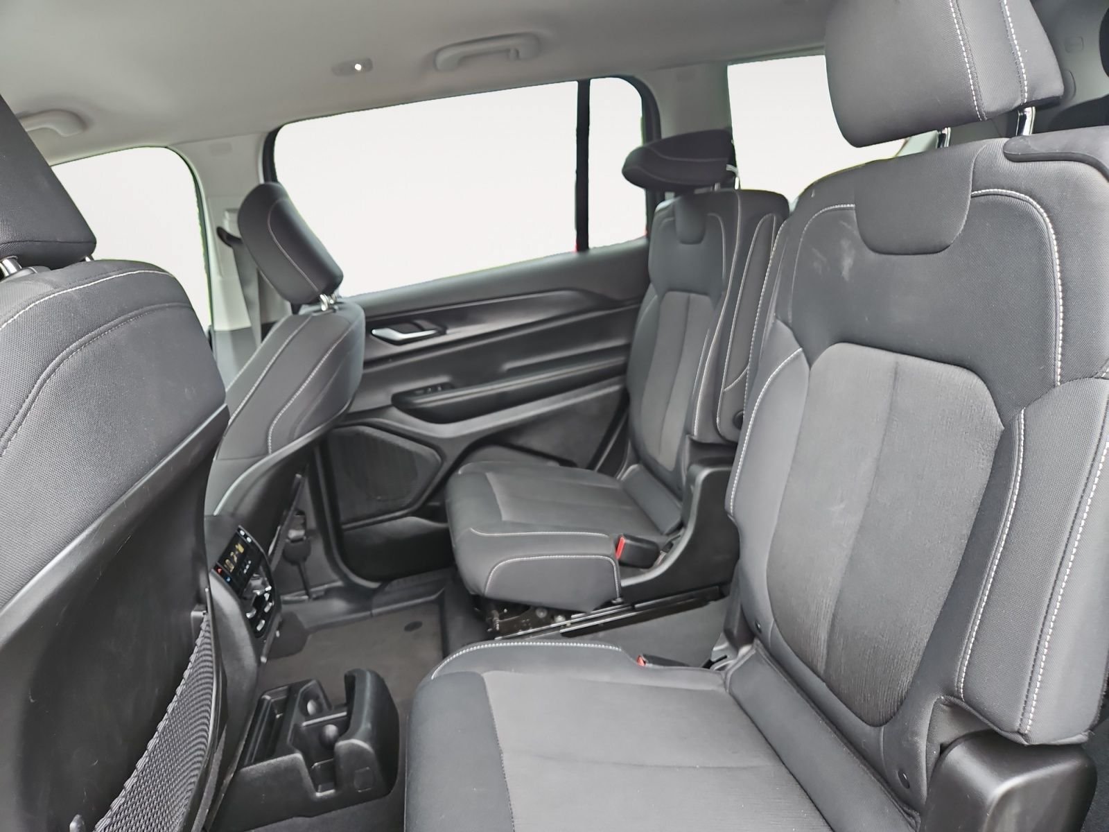 Used 2023 Jeep Grand Cherokee L Laredo RWD image 13