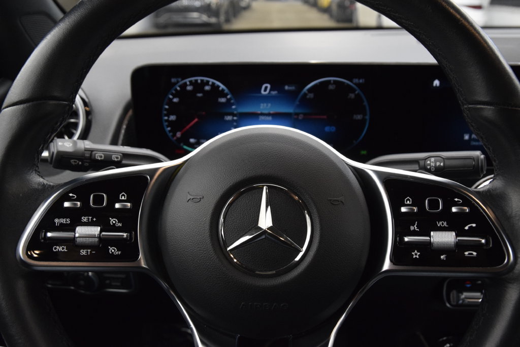 Used 2023 Mercedes-Benz EQB 300 4MATIC image 22