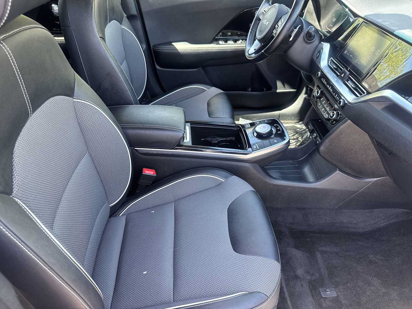 Used 2022 Kia Niro EX FWD image 18