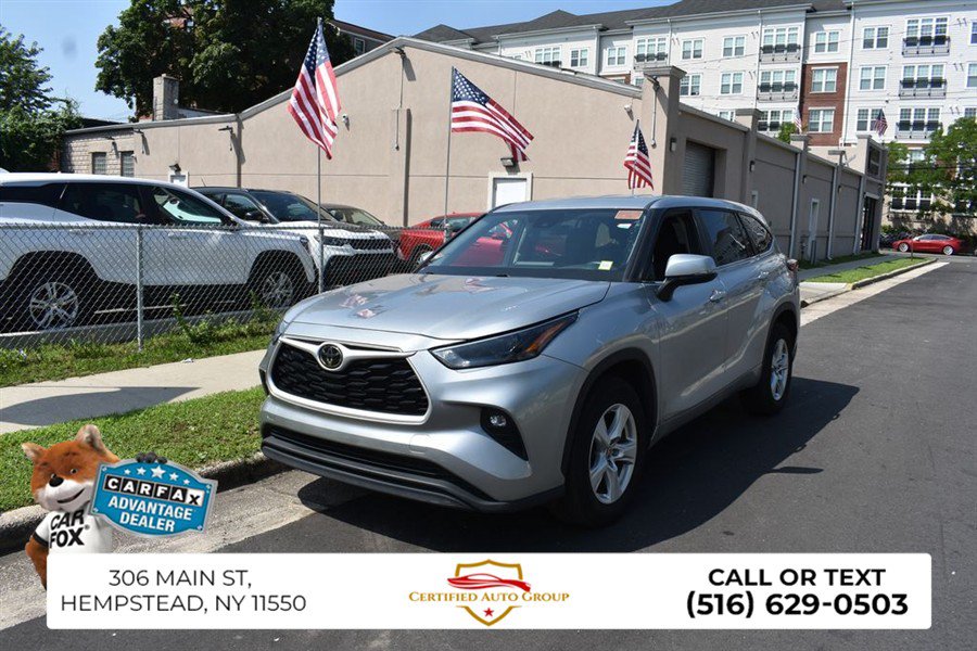 Used 2025 Toyota Highlander LE FWD image 3