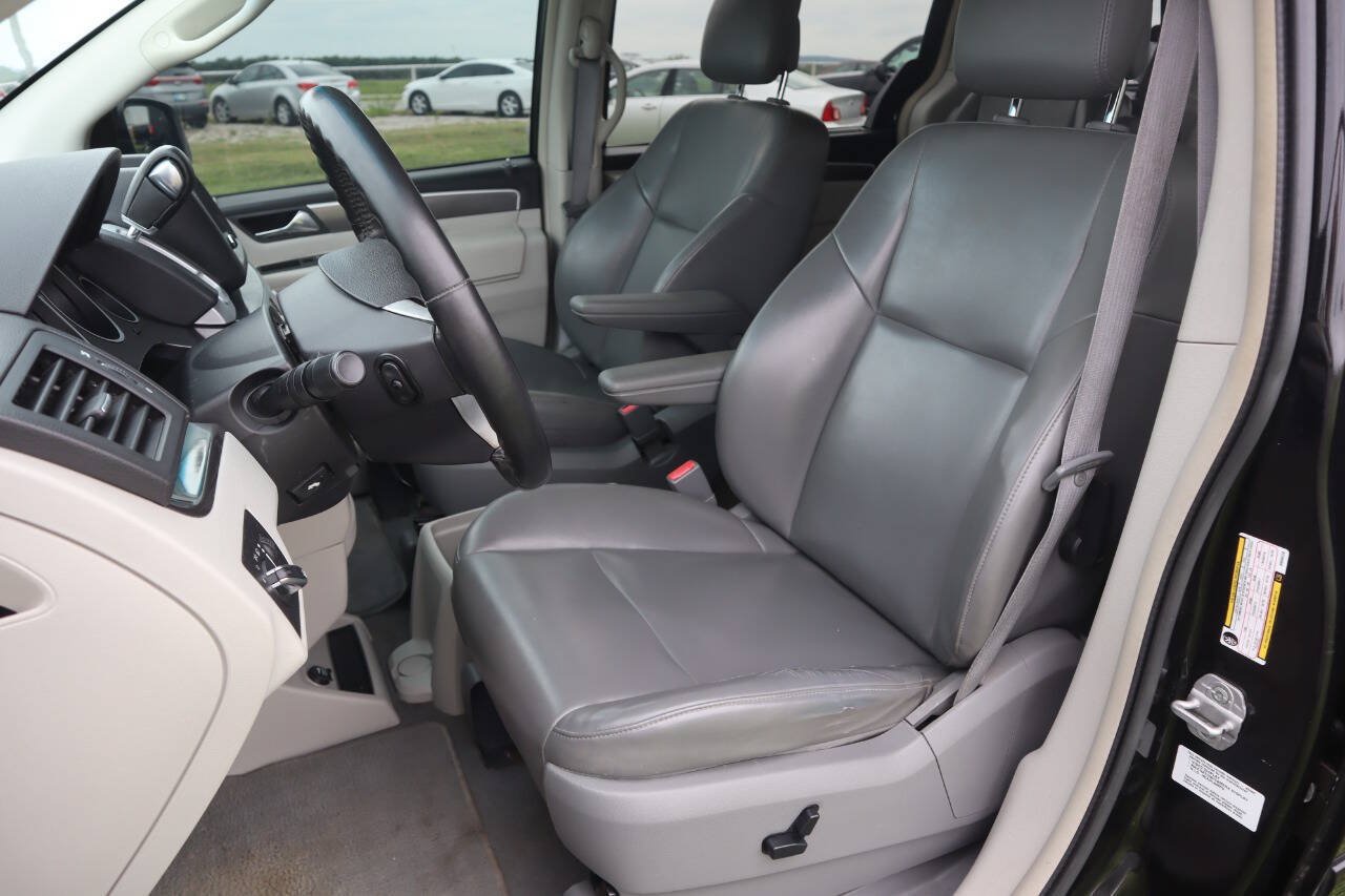 Used 2010 Volkswagen Routan SE FWD image 3