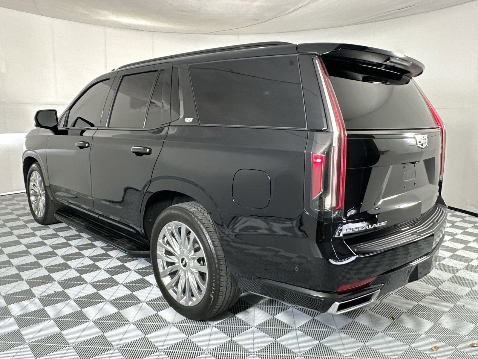 Used 2023 Cadillac Escalade Premium Luxury w/ Performance Package AWD/4WD image 6